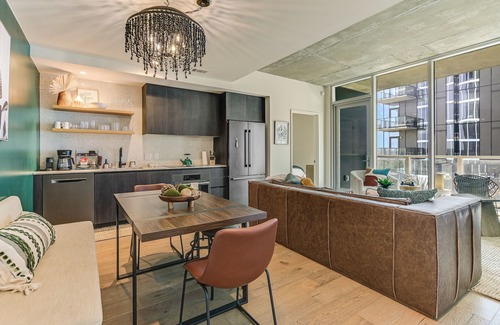 Rainey Street Historic District Condo | Luxury Downtown Austin condo with Rooftop Pool, Private Balcony with Lake View