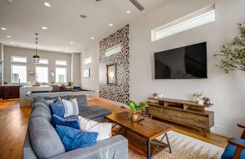 South Central Houston House | Discover a Downtown Hideaway with Breathtaking Views