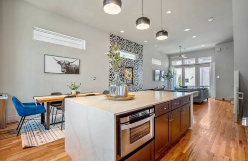 South Central Houston House | Discover a Downtown Hideaway with Breathtaking Views