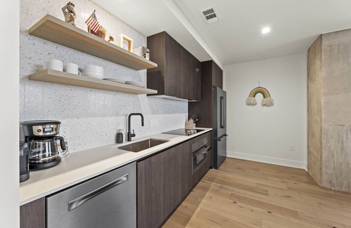 Rainey Street Historic District Condo | Elegant Downtown High Rise with Ocean Views and Pool