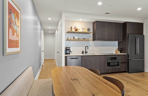 Rainey Street Historic District Condo | Elegant Downtown High Rise with Ocean Views and Pool