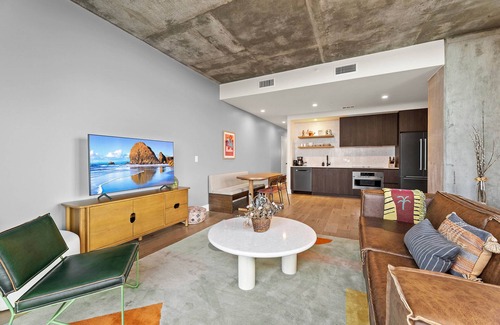 Rainey Street Historic District Condo | Elegant Downtown High Rise with Ocean Views and Pool