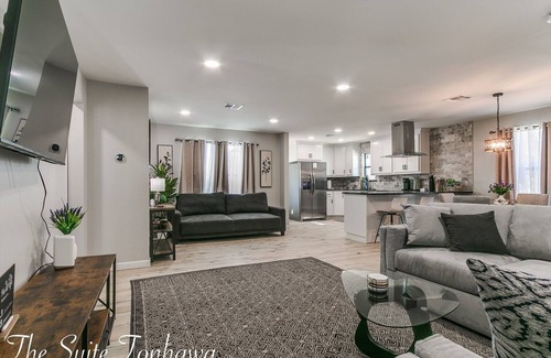 Norman House | Luxury Downtown Retreat - Walk to Main St - Pet-Friendly, New Stylish & Comfy!