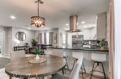 Norman House | Luxury Downtown Retreat - Walk to Main St - Pet-Friendly, New Stylish & Comfy!