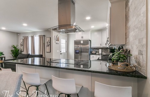Norman House | Luxury Downtown Retreat - Walk to Main St - Pet-Friendly, New Stylish & Comfy!
