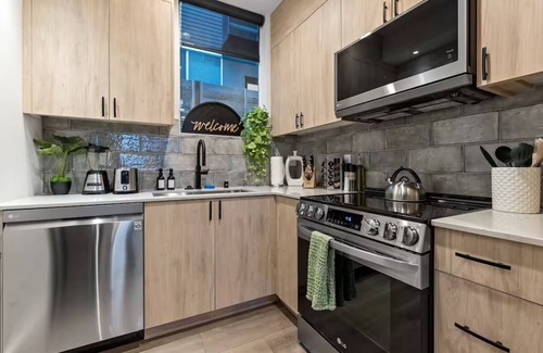 Squire Park House | Experience Downtown Seattle: Rooftop Deck & Hot Tub Oasis