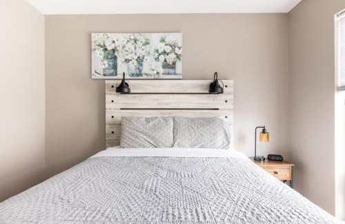 Downtown Cleveland Villa | Stylish Downtown Townhome with Family & Pet-Friendly Amenities