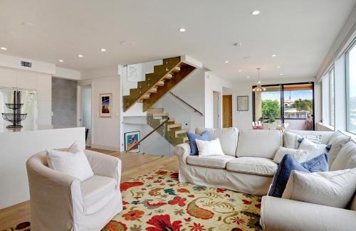 Pacific Beach House | Luxury Dream Home with Rooftop Patio & Zen Garden Retreat