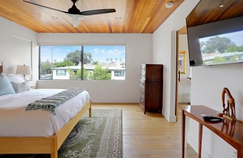 Pacific Beach House | Luxury Dream Home with Rooftop Patio & Zen Garden Retreat