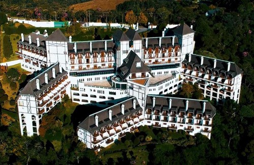 Alto do Capivari Hotel | Top-Rated Duplex Apartment with Pool in Campos do Jordão