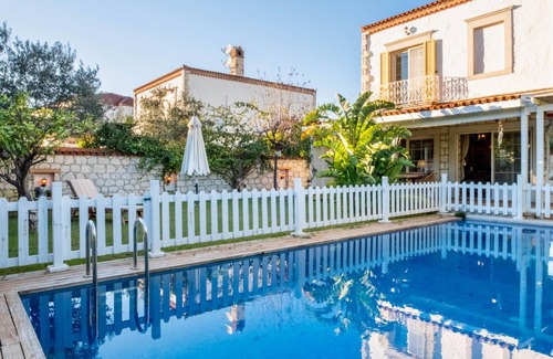 Hacımemis Villa | Elegant Duplex Villa with Pool and Garden in Alacati