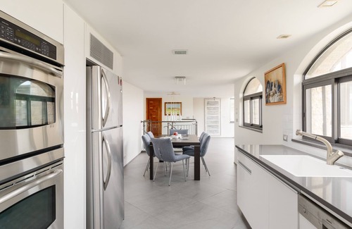 Old City Apartment | Stylish Duplex with Rooftop and Family-Friendly Amenities