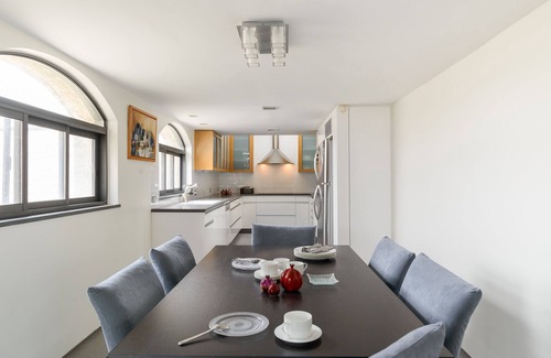 Old City Apartment | Stylish Duplex with Rooftop and Family-Friendly Amenities