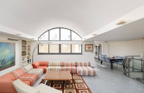 Old City Apartment | Stylish Duplex with Rooftop and Family-Friendly Amenities