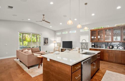Holly Villa | Elegant East Austin Getaway with Pool and Ocean Views