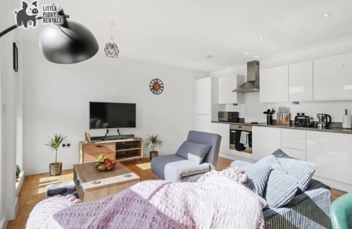 Stevenage Apartment | Eco-Friendly Super King Apartment with Spacious Balcony