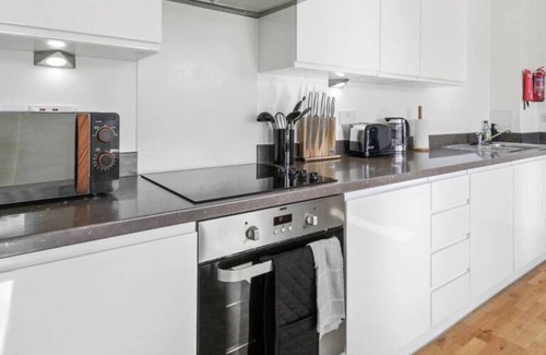 Stevenage Apartment | Eco-Friendly Super King Apartment with Spacious Balcony