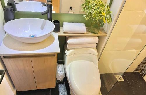 El Poblado Apartment | Elegant El Poblado Loft: Relax in Medellin's Heart