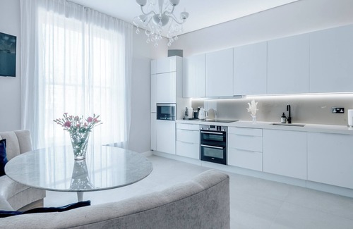 South Hampstead Apartment | Elegance Awaits at Period Haven with Relaxing Balcony Retreat