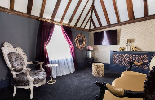 Heybridge Apartment | Elegant 1 Bedroom Apartment - The Bright Suite Awaits