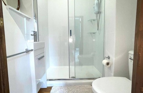 Heybridge Apartment | Elegant 1 Bedroom Apartment - The Bright Suite Awaits
