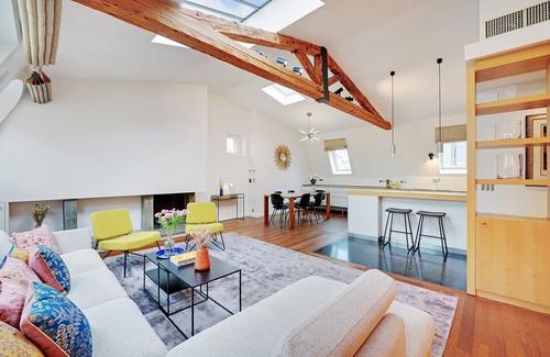 Odeon Apartment | French Elegance Awaits Near Odeon with Family-Friendly Amenities