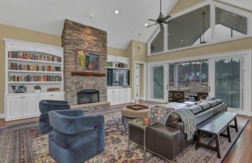 Lexington House | Elegant Lakeside Retreat: A Perfect 4-Star Getaway