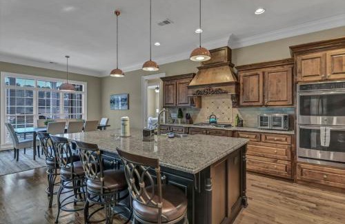 Lexington House | Elegant Lakeside Retreat: A Perfect 4-Star Getaway