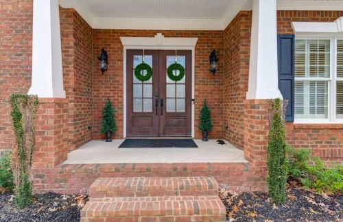 Lexington House | Elegant Lakeside Retreat: A Perfect 4-Star Getaway