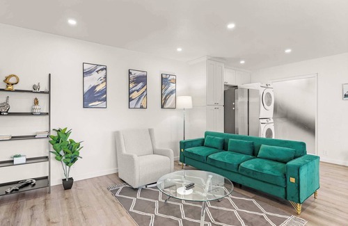 Altadena Apartment | Modern 2B2B Apartment Steps from Pasadena Old Town