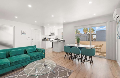 Altadena Apartment | Modern 2B2B Apartment Steps from Pasadena Old Town