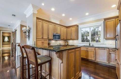 Sarasota House | Elegant Estate By The Bay - Poolside Retreat Near Beach