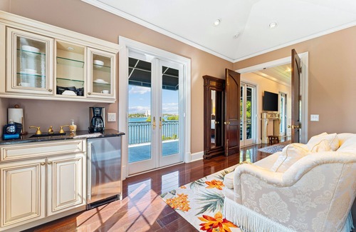 Sarasota House | Elegant Estate By The Bay - Poolside Retreat Near Beach