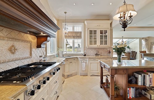 Halton Hills House | Elegant Estate Retreat in Halton with Private Pool & Breakfast