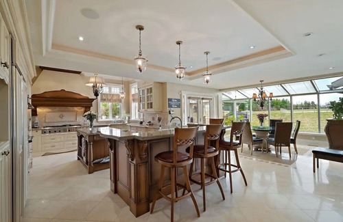Halton Hills House | Elegant Estate Retreat in Halton with Private Pool & Breakfast