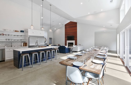 Union Pier House | Premier Estate with Pool, Hot Tubs & Sports Courts Near Lake