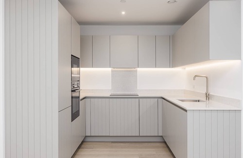 Docklands Apartment | Spacious Excel/02 Apartment for Groups, Steps from Excel