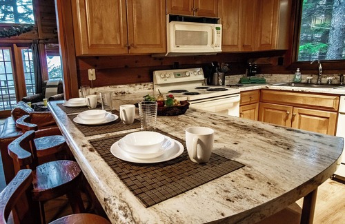 Snowshoe House | North Westridge 111: Family-Friendly Retreat with Hot Tub