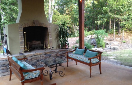 Oxford House | Perfect Family Retreat Near Campus with Spa & Hot Tub
