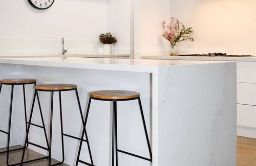 Kennington Apartment | Luxury family home with pool. 3 minutes from CBD.