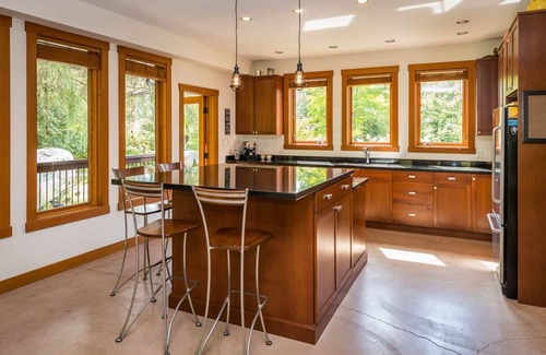 Brackendale House | Family Retreat with Ocean View & 2 Master Suites