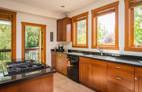 Brackendale House | Family Retreat with Ocean View & 2 Master Suites