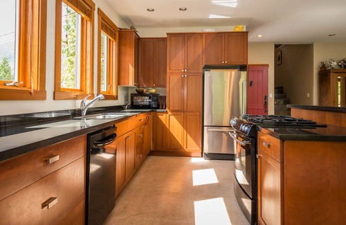 Brackendale House | Family Retreat with Ocean View & 2 Master Suites