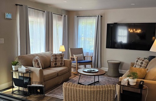Morpeth Other | Luxury Farmhouse with Tennis/Basketball court, Home Theater, Outdoor Hottub.