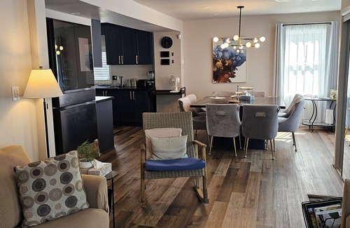 Morpeth Other | Luxury Farmhouse with Tennis/Basketball court, Home Theater, Outdoor Hottub.