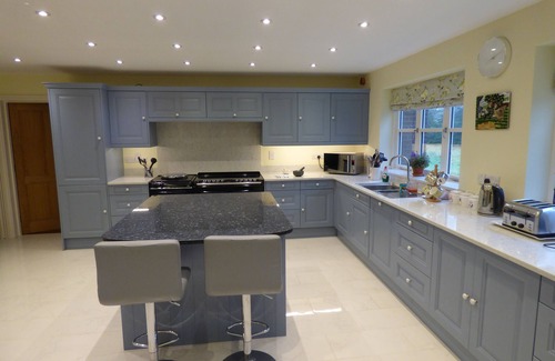 Munslow House | Exclusive Farmhouse Retreat with Hot Tub for 20 Guests