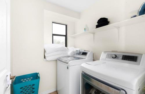 Austin House | Luxury, Fire Pit Sleeps 15 - Gameroom - Formula 1