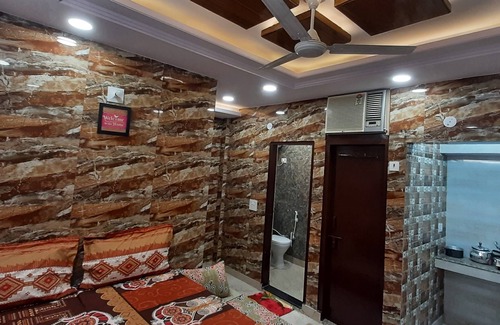 Lajpat Nagar Apartment | Comfortable Flat in Lajpat Nagar with Fully Equipped Kitchen