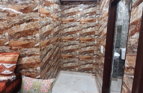 Lajpat Nagar Bed & Breakfast | Modern Flat in Lajpat Nagar with Fully Equipped Kitchen