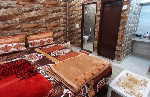 Lajpat Nagar Bed & Breakfast | Modern Flat in Lajpat Nagar with Fully Equipped Kitchen